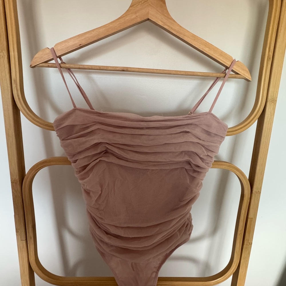 Babaton Luxor Ruched Bodysuit Maive Mousse pink